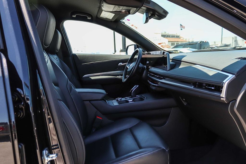 Thumbnail: 2025 Cadillac XT4 - 10
