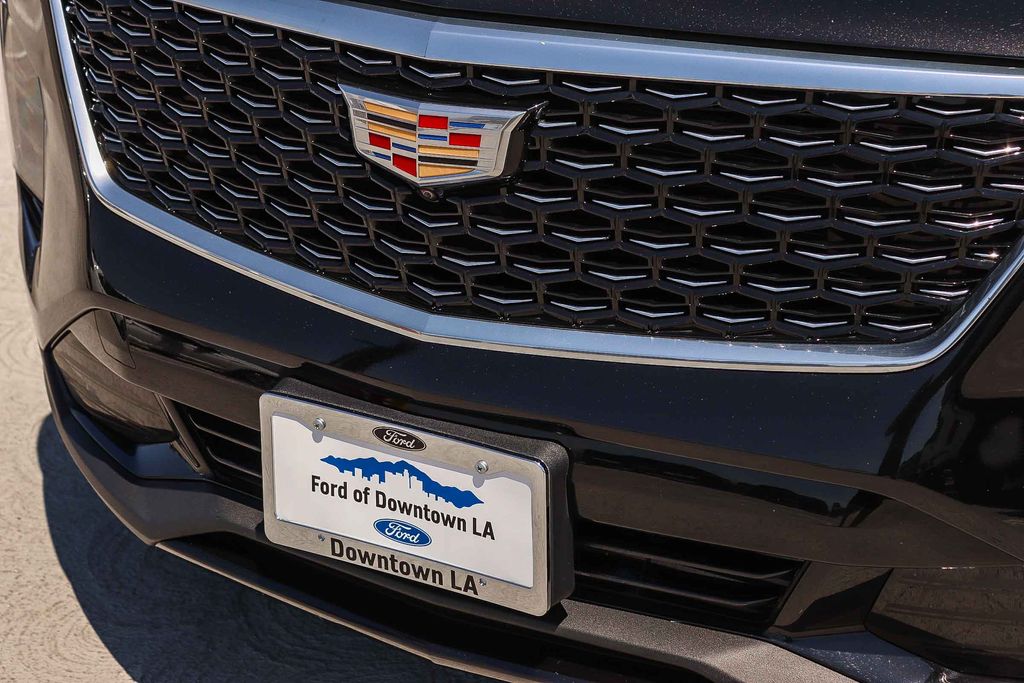Thumbnail: 2025 Cadillac XT4 - 6