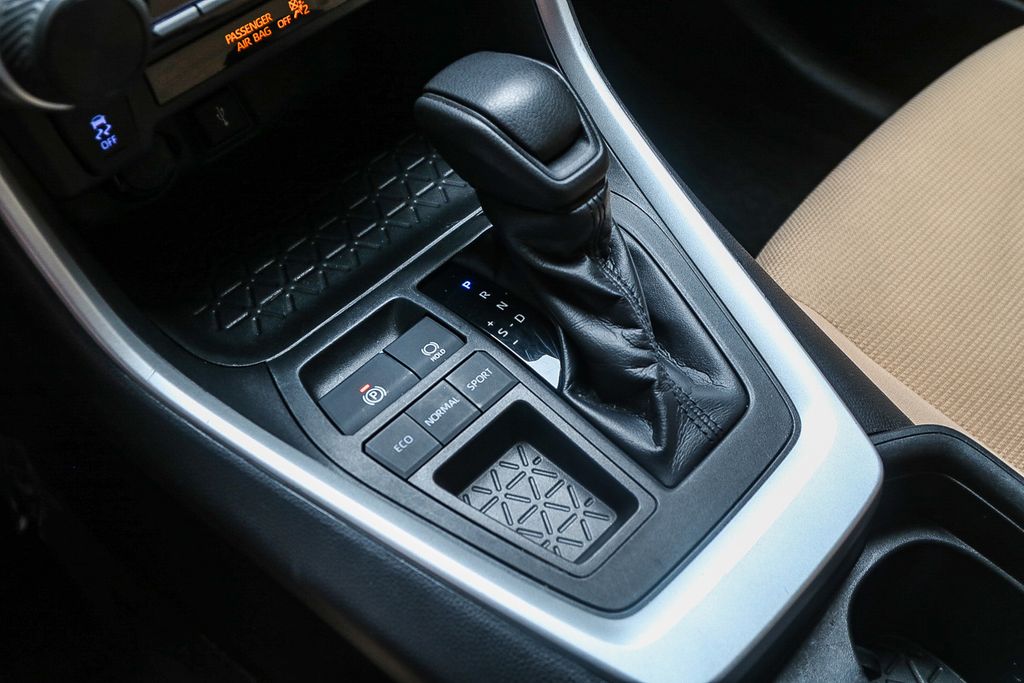 Thumbnail: 2021 Toyota RAV4 - 15