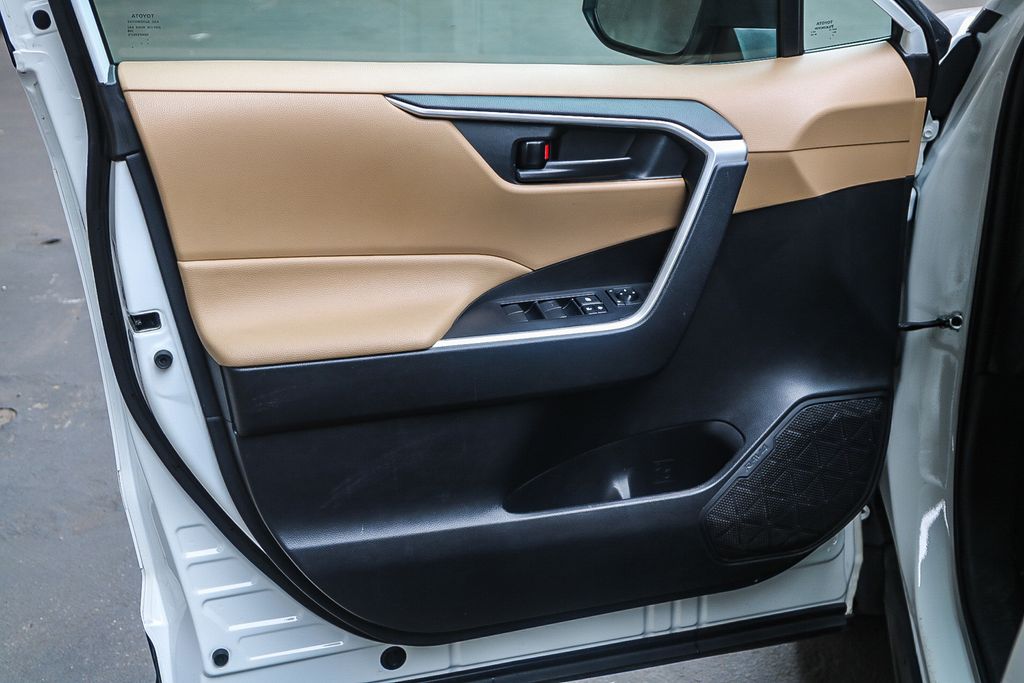 Thumbnail: 2021 Toyota RAV4 - 25