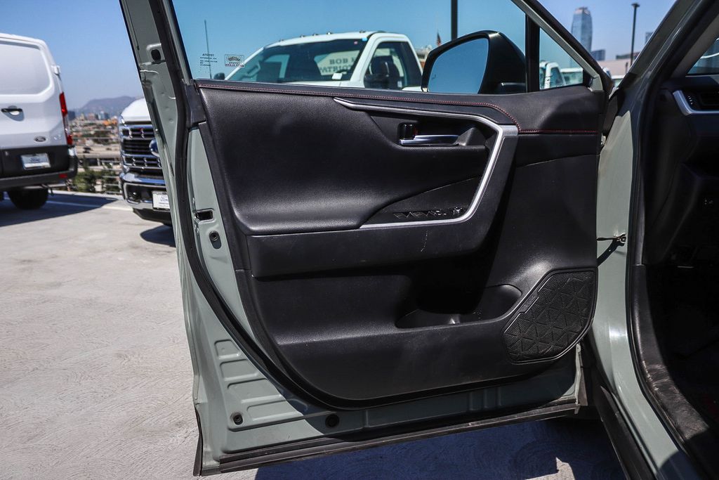 Thumbnail: 2021 Toyota RAV4 - 21