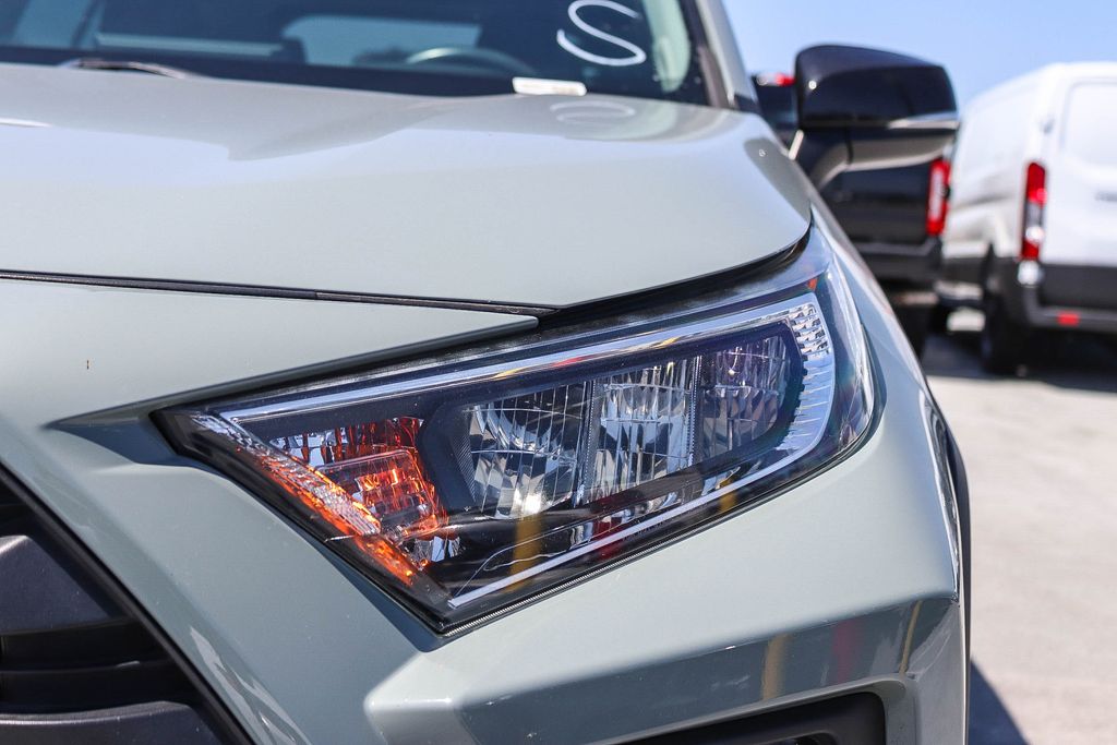 Thumbnail: 2021 Toyota RAV4 - 17