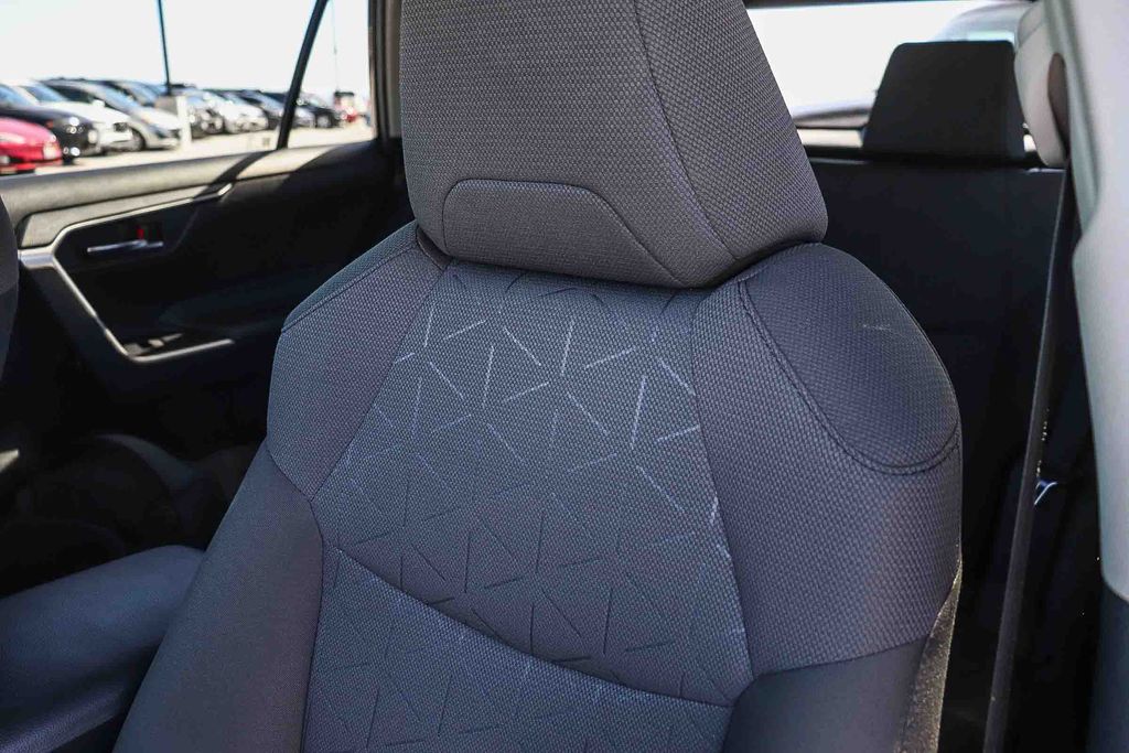 Thumbnail: 2021 Toyota RAV4 - 28