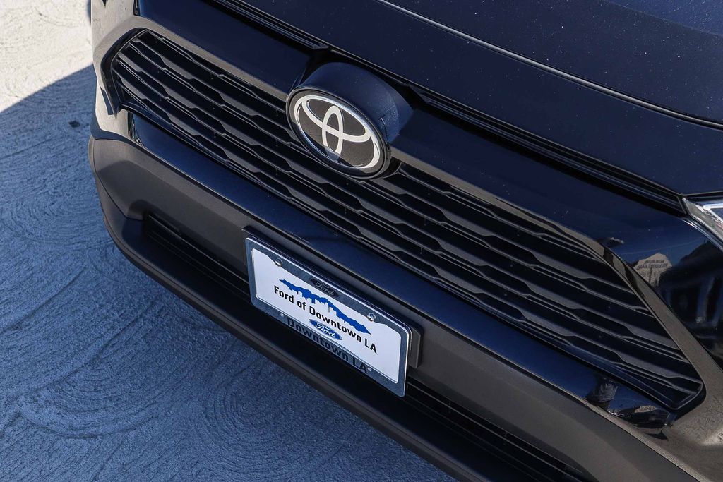 Thumbnail: 2021 Toyota RAV4 - 7