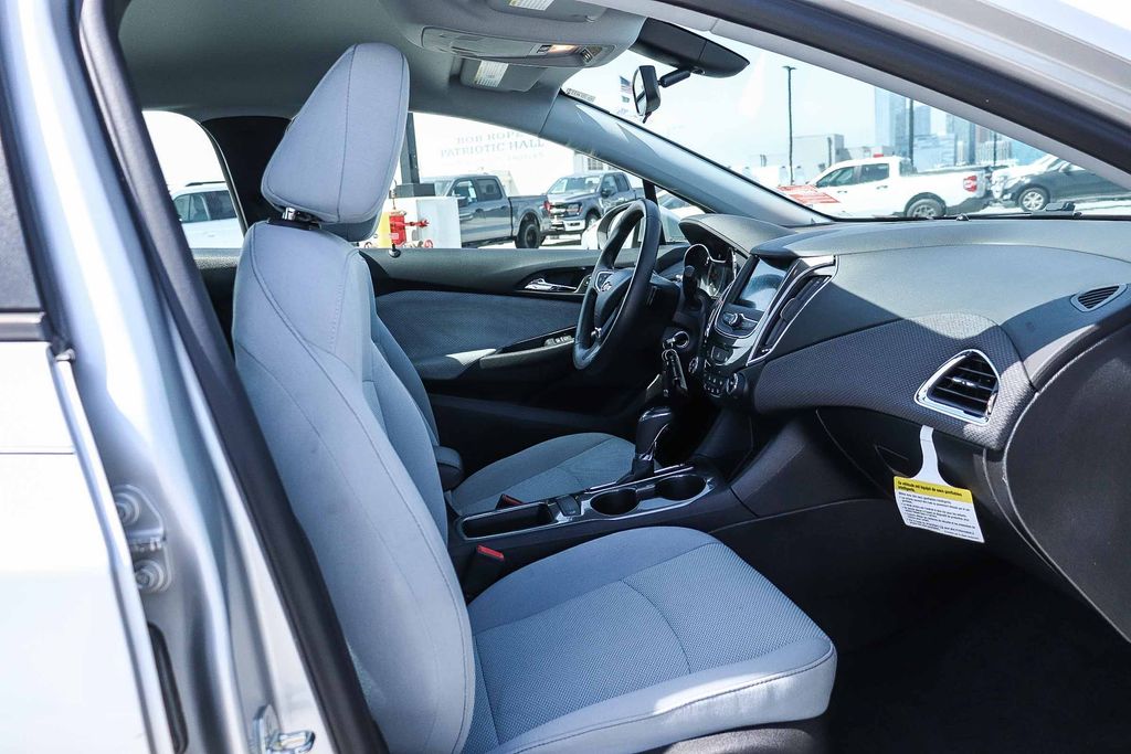 Thumbnail: 2019 Chevrolet Cruze - 8
