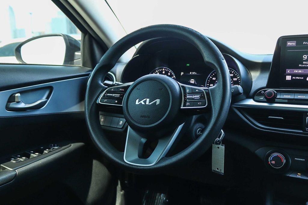 Thumbnail: 2022 Kia Forte - 10