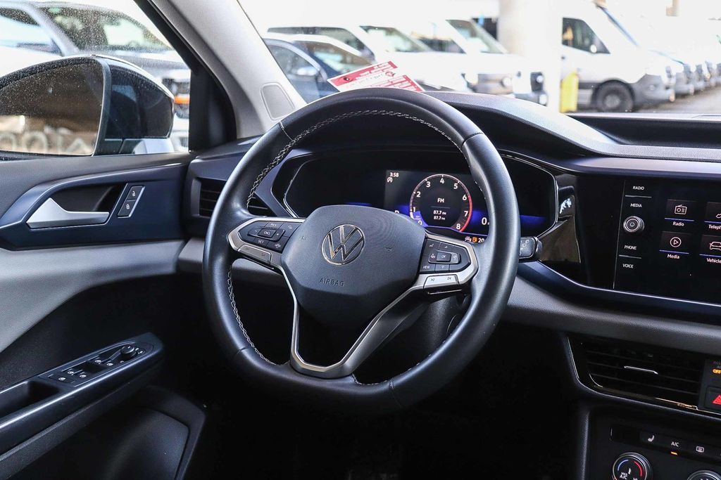 Thumbnail: 2022 Volkswagen Taos - 10
