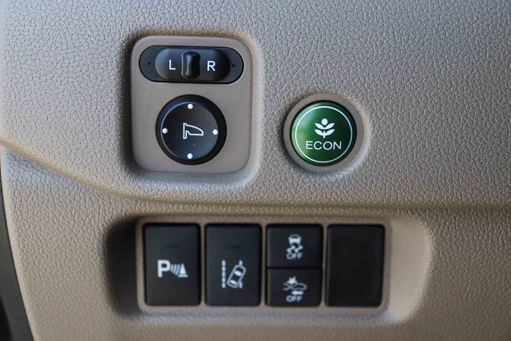 Thumbnail: 2017 Honda Pilot - 29