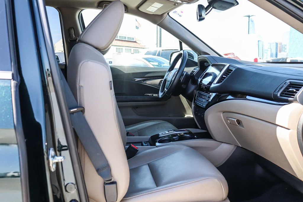 Thumbnail: 2017 Honda Pilot - 10