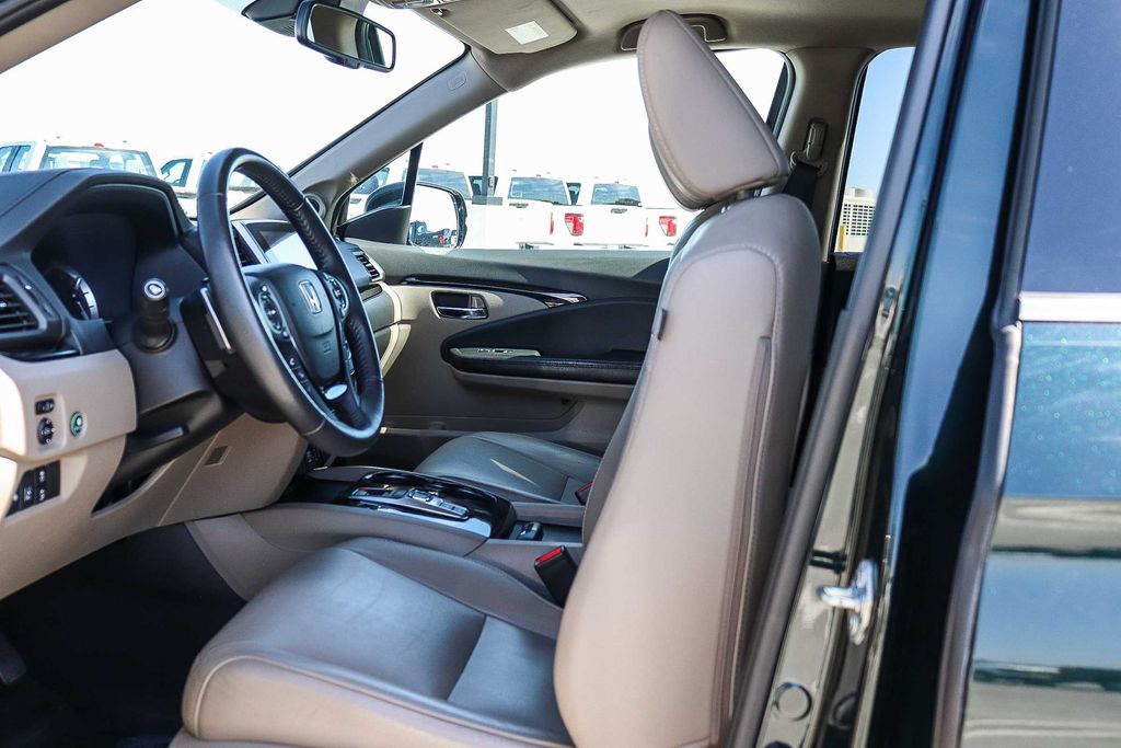 Thumbnail: 2017 Honda Pilot - 11