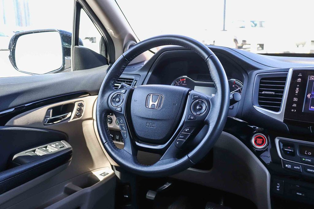 Thumbnail: 2017 Honda Pilot - 9
