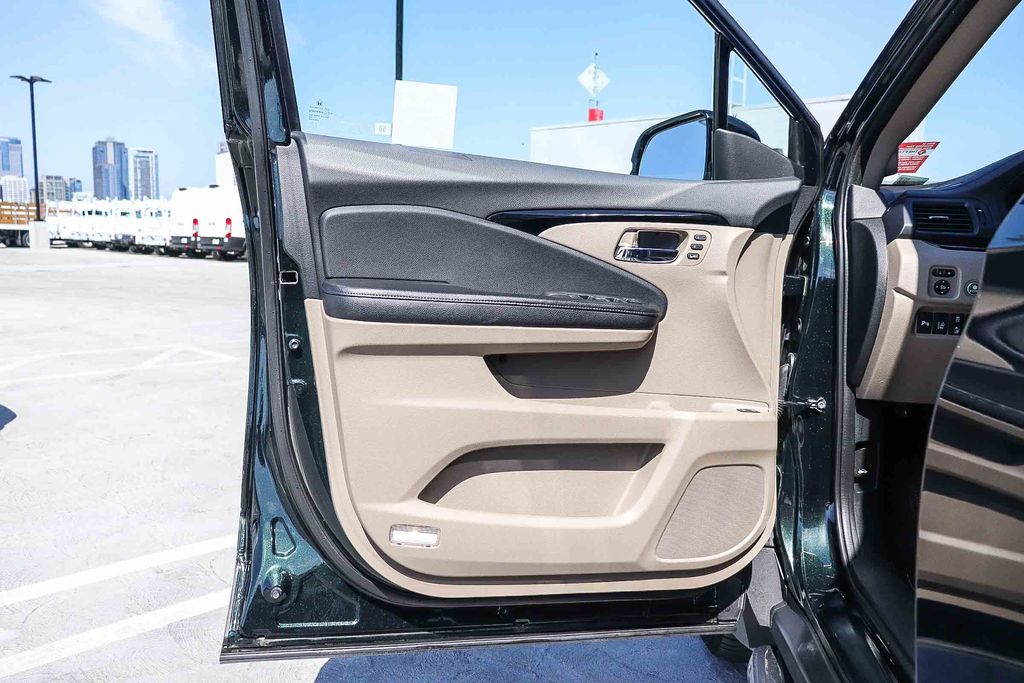 Thumbnail: 2017 Honda Pilot - 28