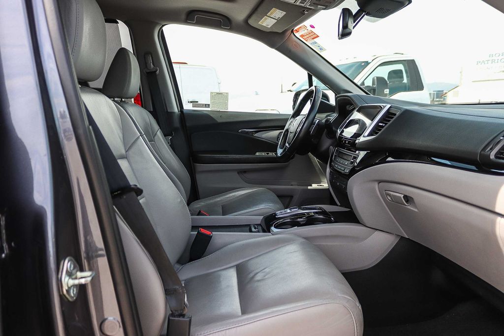 Thumbnail: 2018 Honda Pilot - 10