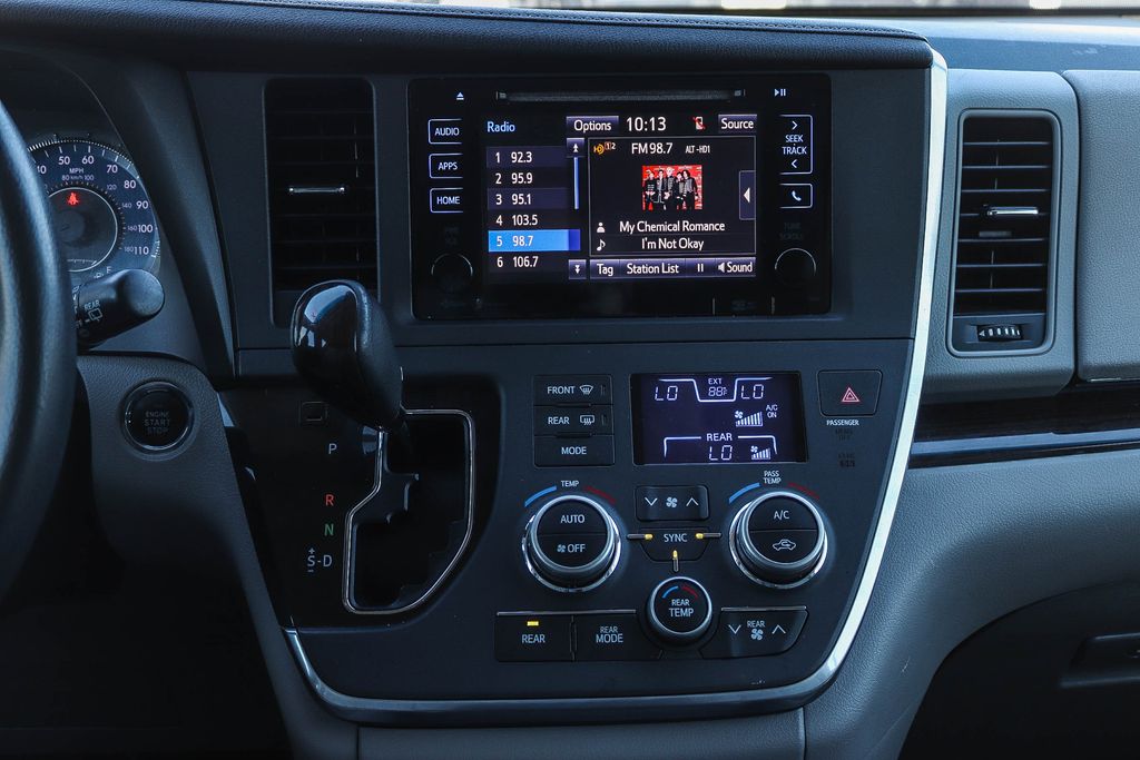 Thumbnail: 2015 Toyota Sienna - 12