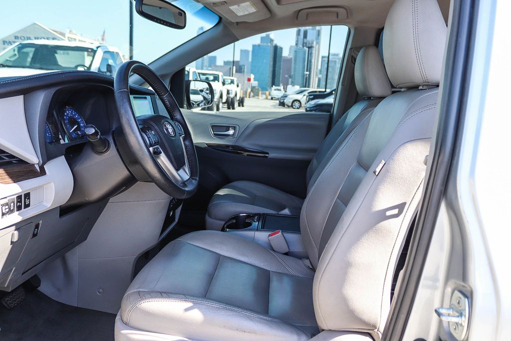 Thumbnail: 2015 Toyota Sienna - 10