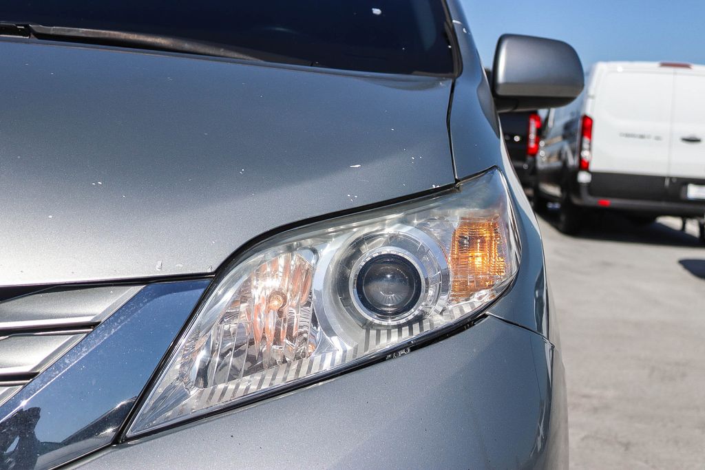 Thumbnail: 2015 Toyota Sienna - 16