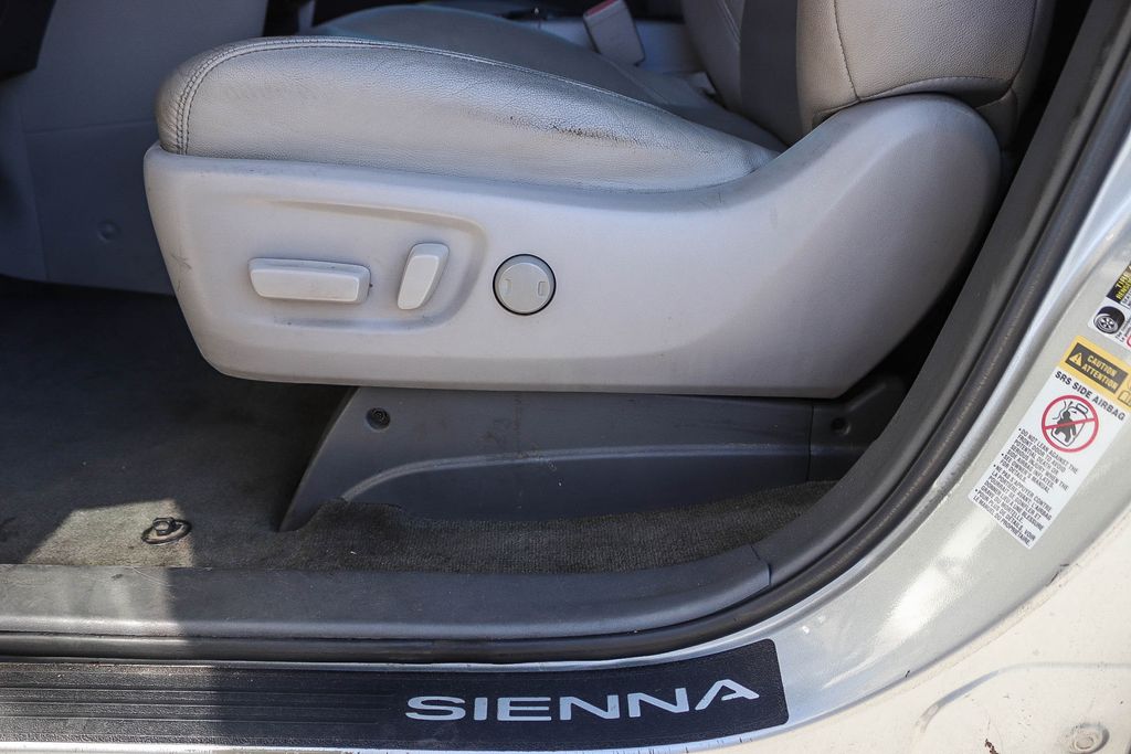 Thumbnail: 2015 Toyota Sienna - 20