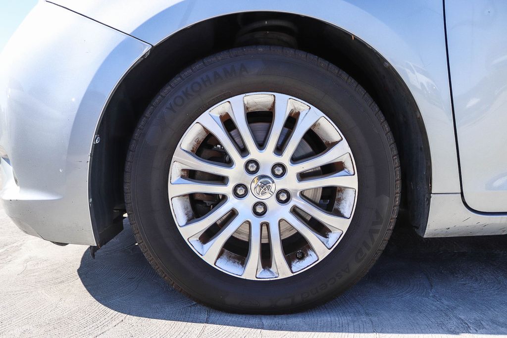 Thumbnail: 2015 Toyota Sienna - 18