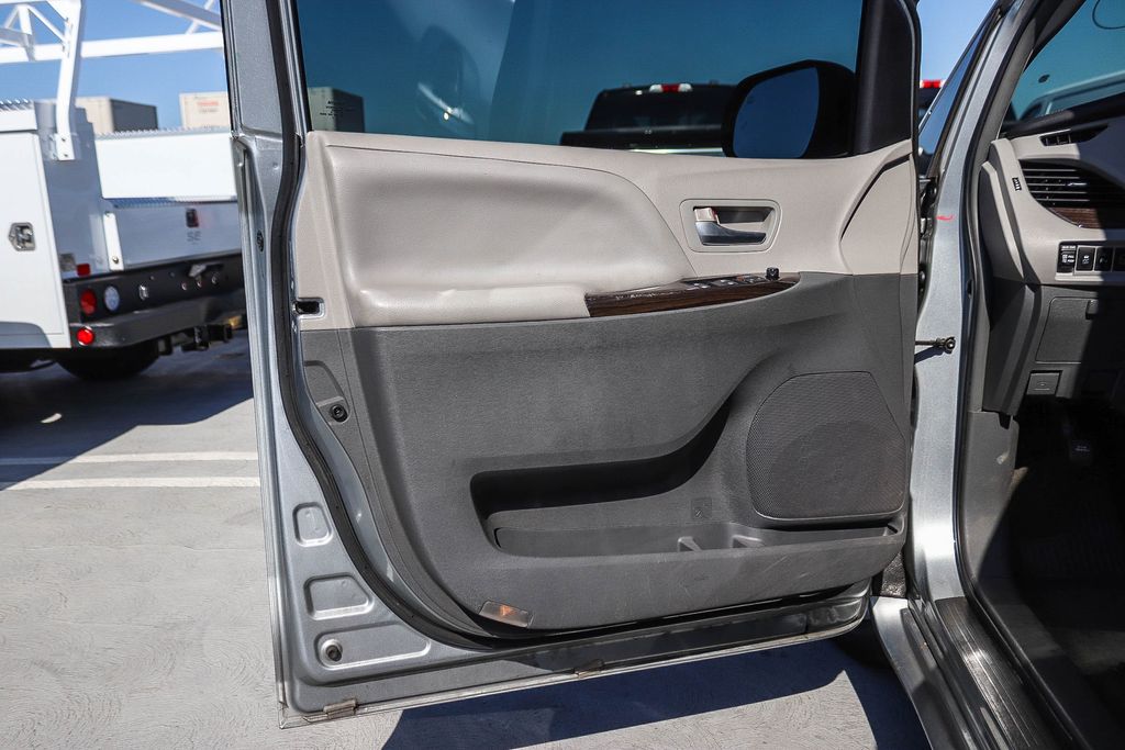 Thumbnail: 2015 Toyota Sienna - 21