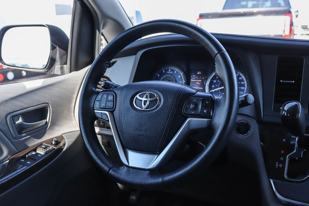 Thumbnail: 2015 Toyota Sienna - 8