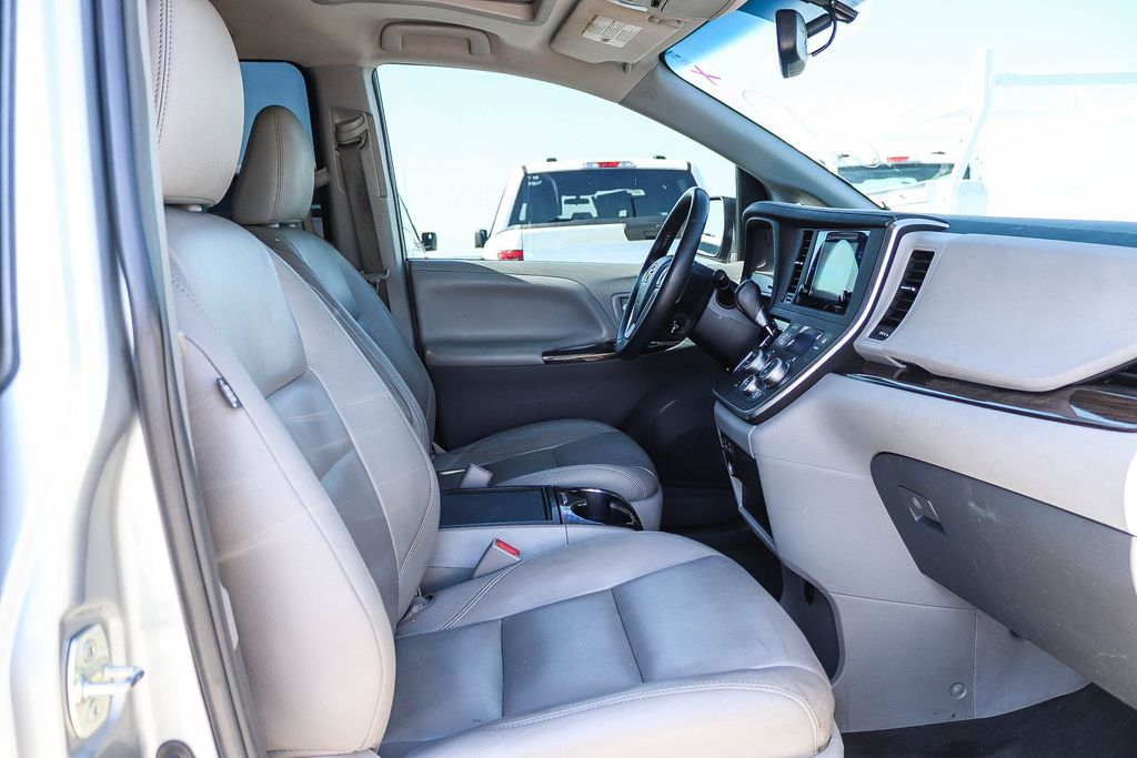 Thumbnail: 2015 Toyota Sienna - 9