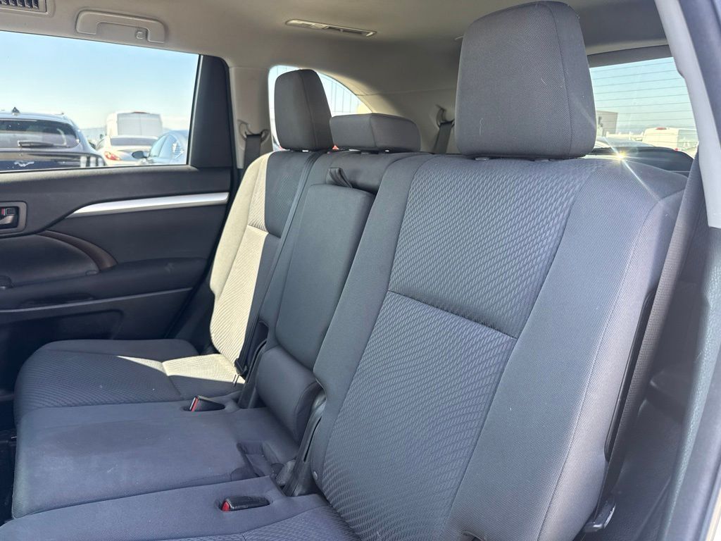 Thumbnail: 2015 Toyota Highlander - 7