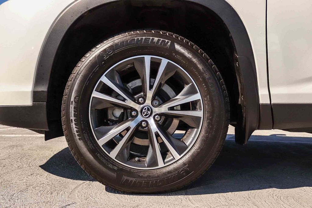 Thumbnail: 2019 Toyota Highlander - 21