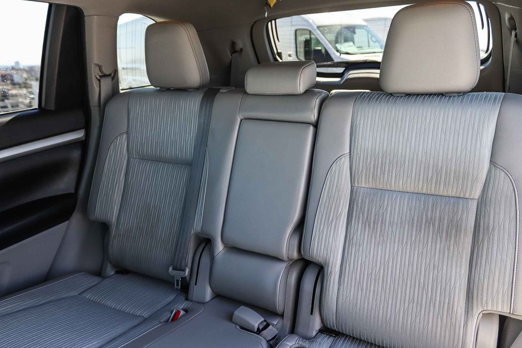 Thumbnail: 2019 Toyota Highlander - 11