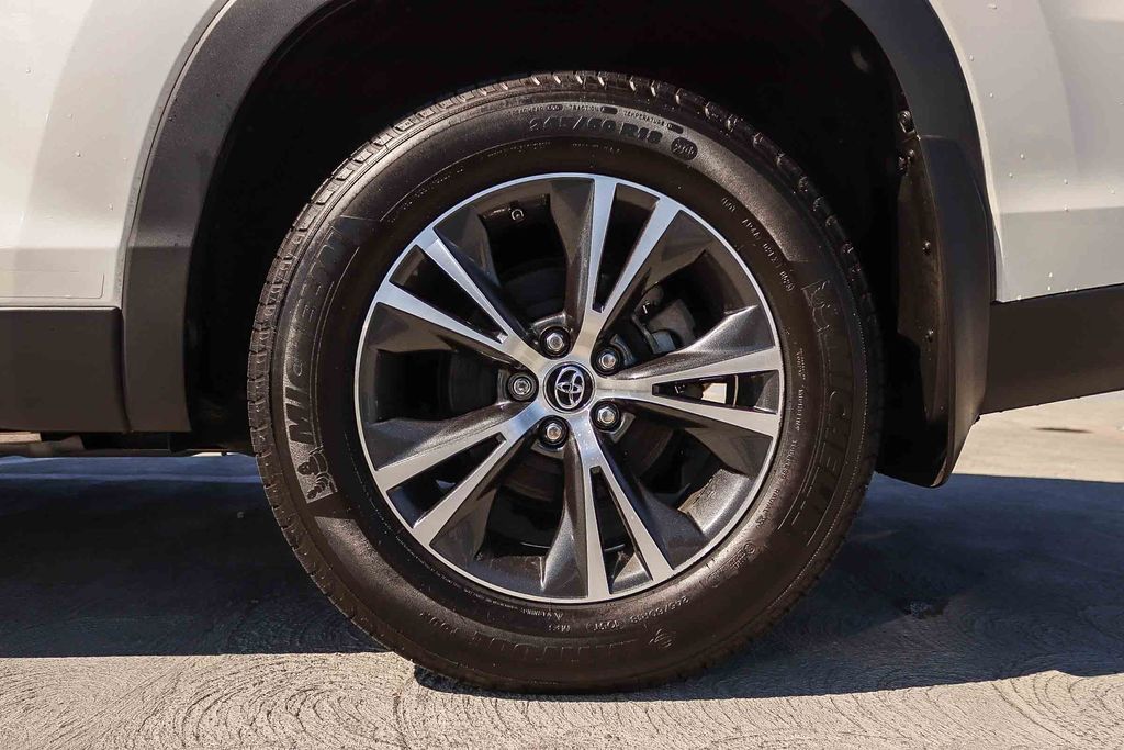 Thumbnail: 2019 Toyota Highlander - 6