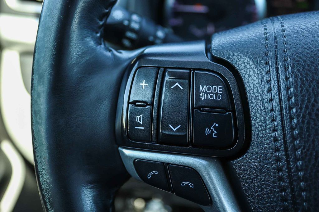 Thumbnail: 2019 Toyota Highlander - 25