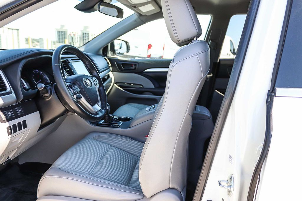 Thumbnail: 2019 Toyota Highlander - 10