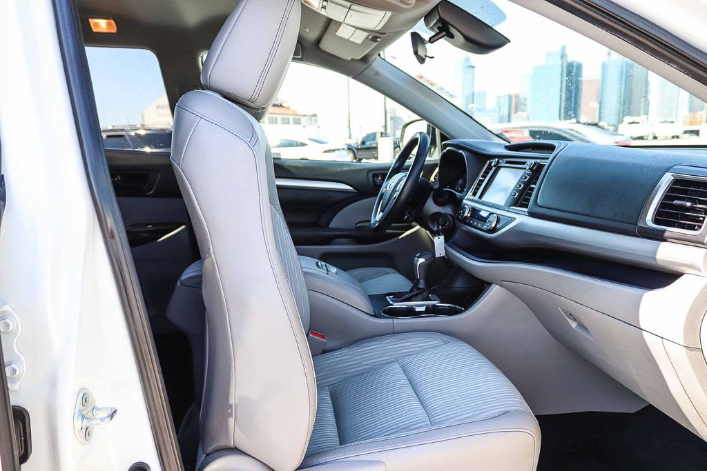Thumbnail: 2019 Toyota Highlander - 9