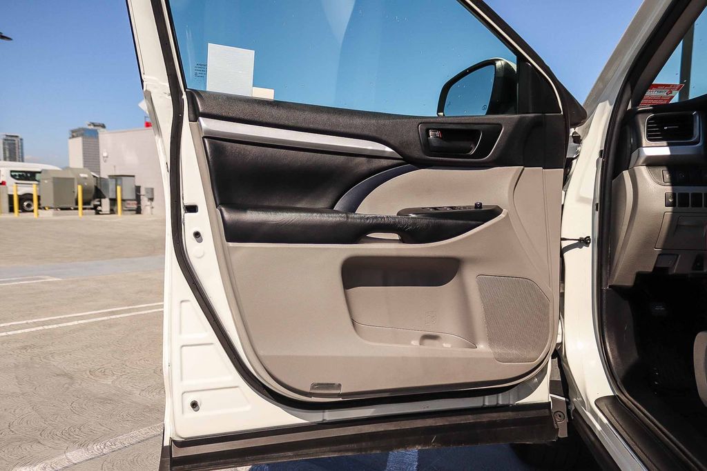 Thumbnail: 2019 Toyota Highlander - 24