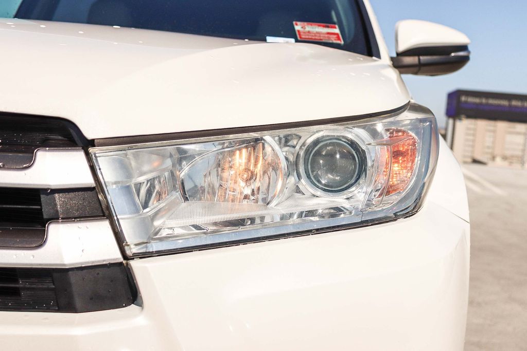 Thumbnail: 2019 Toyota Highlander - 18