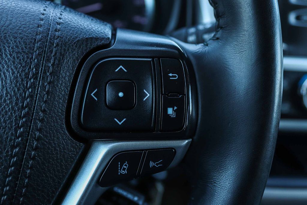 Thumbnail: 2019 Toyota Highlander - 26