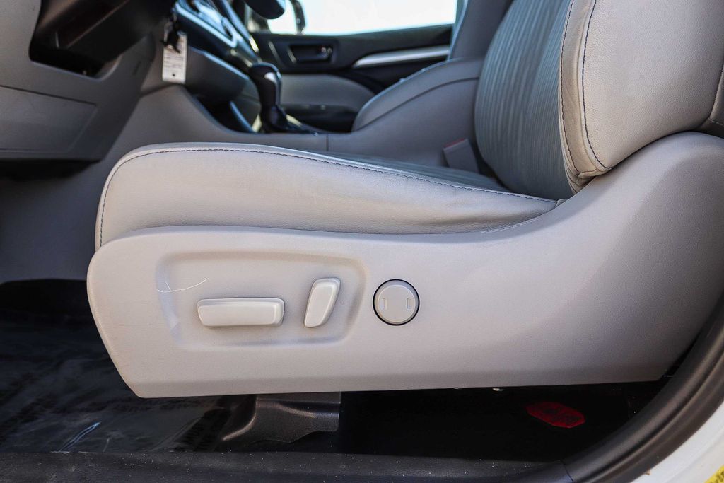 Thumbnail: 2019 Toyota Highlander - 23