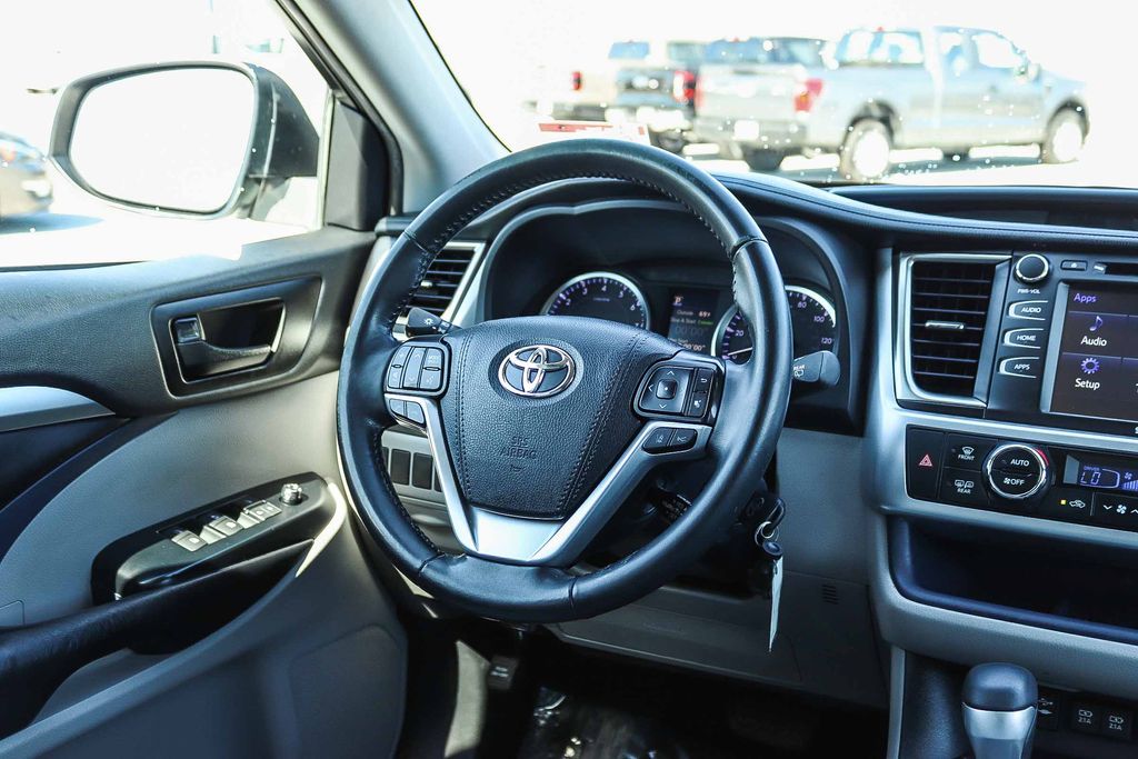 Thumbnail: 2019 Toyota Highlander - 8