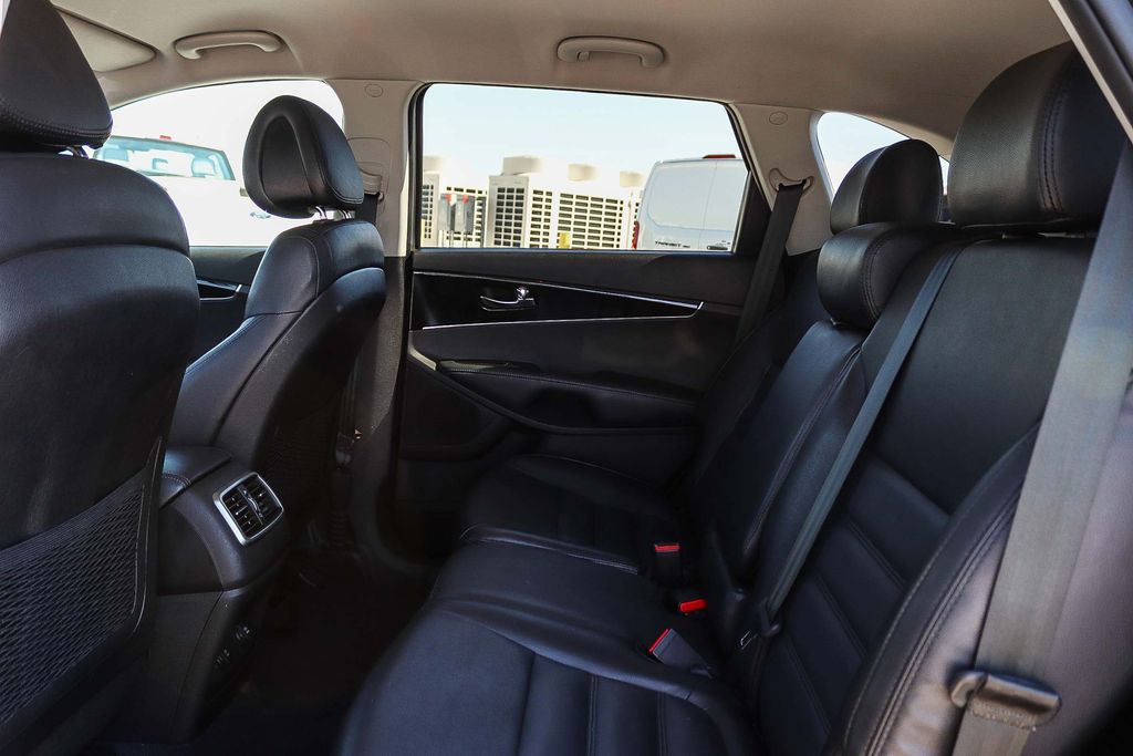 Thumbnail: 2016 Kia Sorento - 12