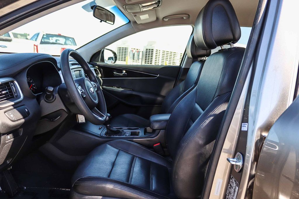 Thumbnail: 2016 Kia Sorento - 11