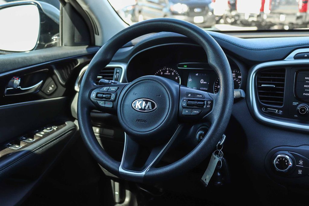 Thumbnail: 2016 Kia Sorento - 9