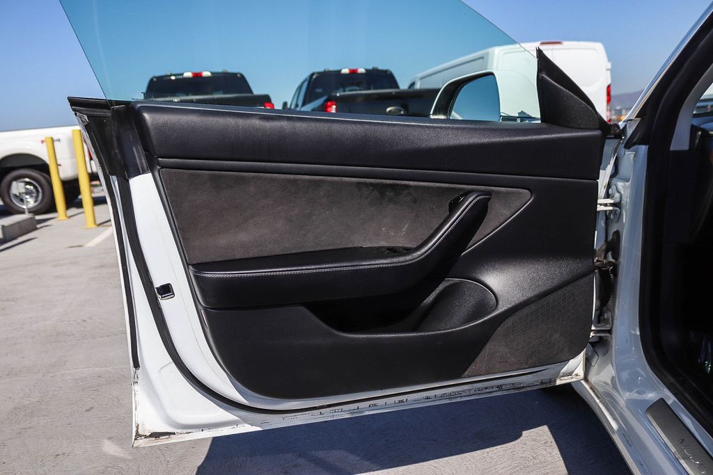 Thumbnail: 2020 Tesla Model 3 - 20