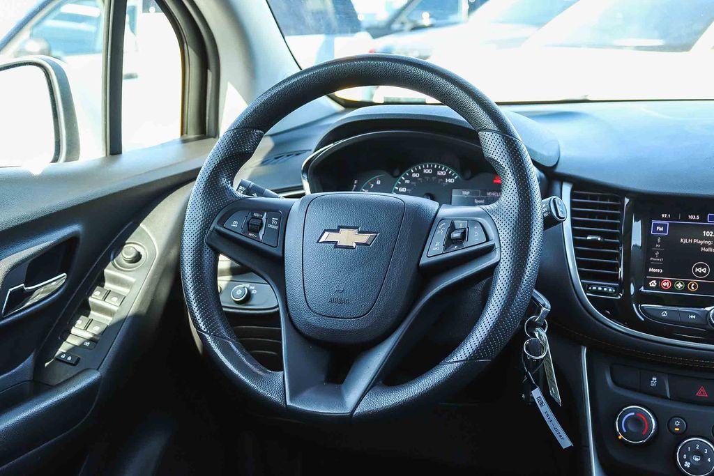Thumbnail: 2022 Chevrolet Trax - 9