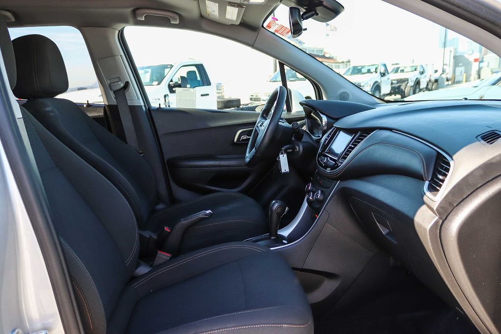 Thumbnail: 2022 Chevrolet Trax - 10