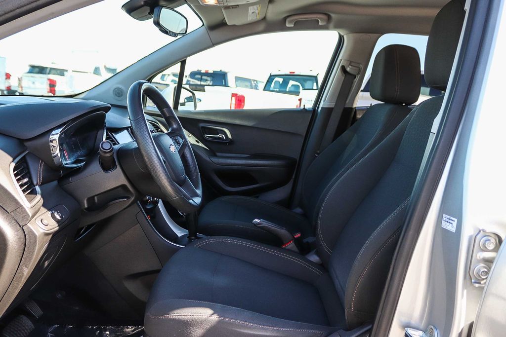 Thumbnail: 2022 Chevrolet Trax - 12