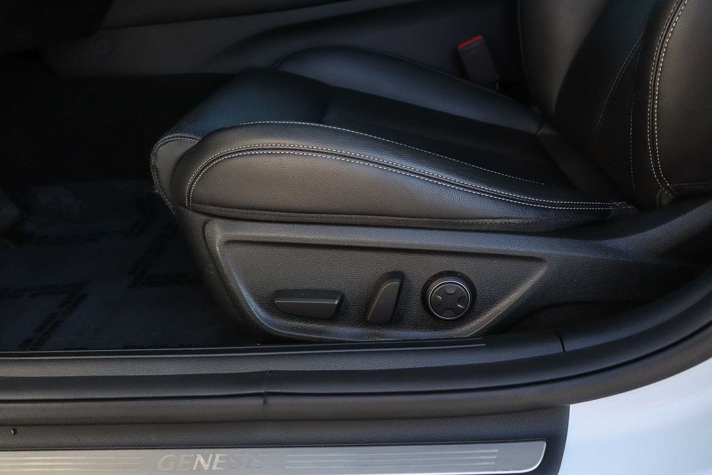 Thumbnail: 2023 Genesis G70 - 25