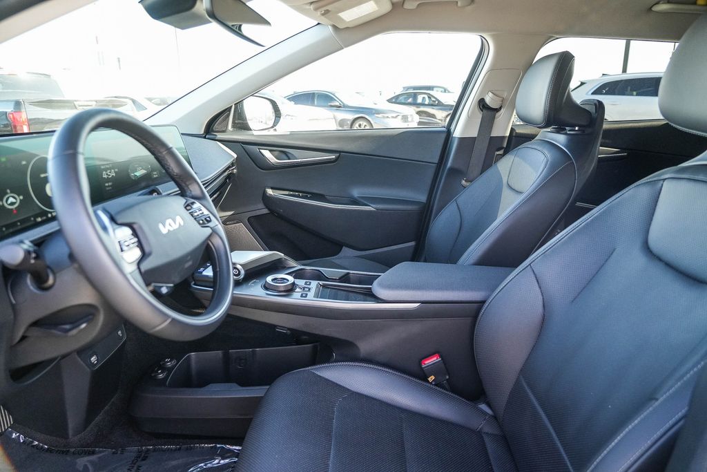 Thumbnail: 2022 Kia EV6 - 11
