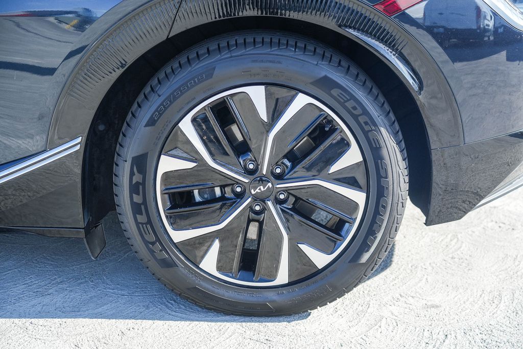 Thumbnail: 2022 Kia EV6 - 7
