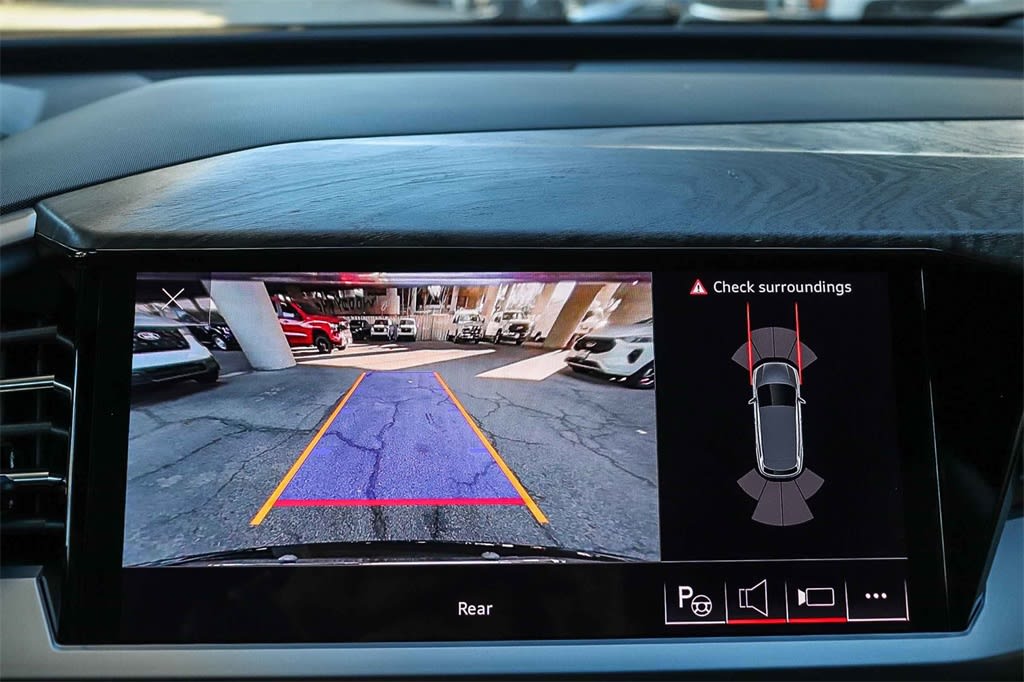 Thumbnail: 2024 Audi Q4 e-tron - 25