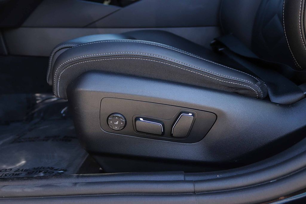 Thumbnail: 2025 BMW 5 Series - 22
