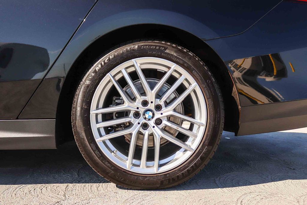 Thumbnail: 2025 BMW 5 Series - 6